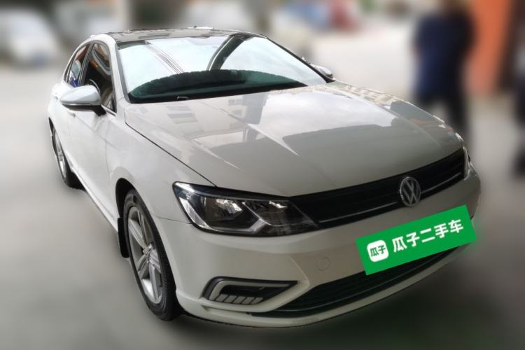 Used Volkswagen Lamando 2015 280TSI DSG Comfort Edition Front Right 45 Deg