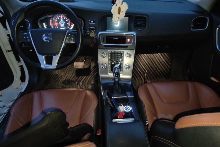 Used Volvo V60 2015 T5 Zhiyi Edition
