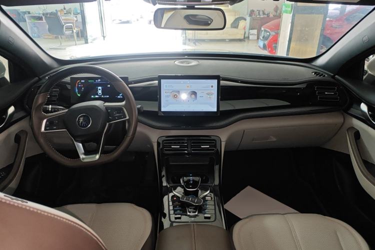 Used BYD Qin PLUS 2024 HONOR Edition DM-i 55KM Leading Model Center Console