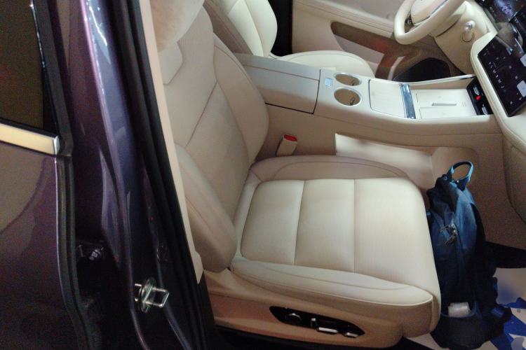 Used Hima AITO M5 2025 Extended-Range Ultra All-Wheel-Drive Version Right Front Seat