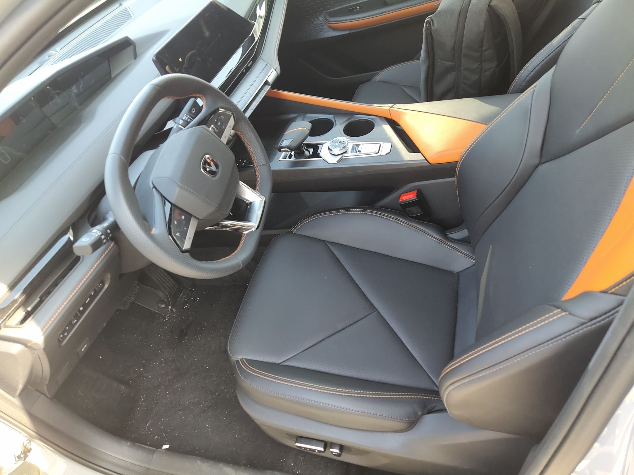 المقاعد الأمامية داخل السيارة