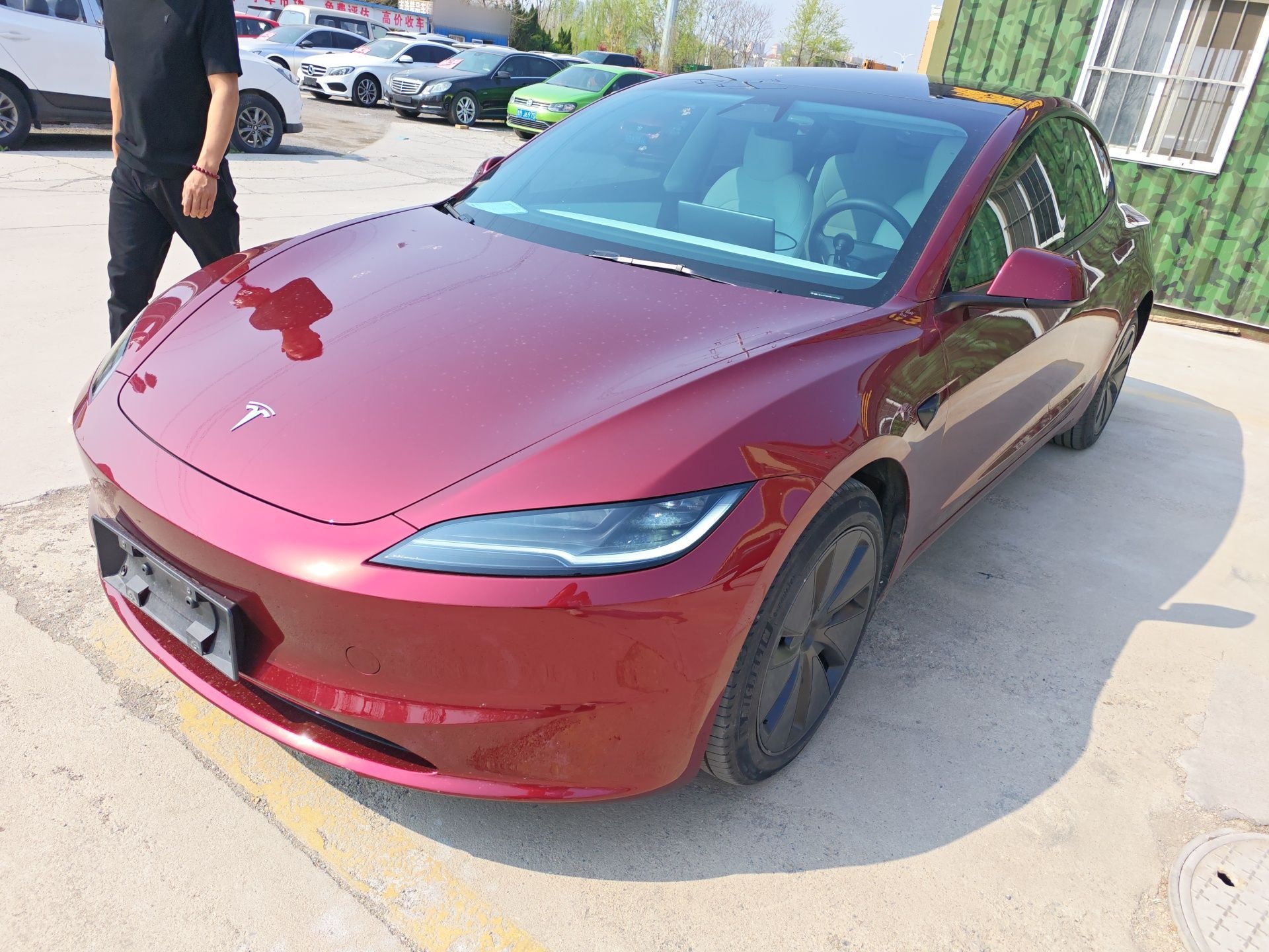 Под передней частью автомобиля