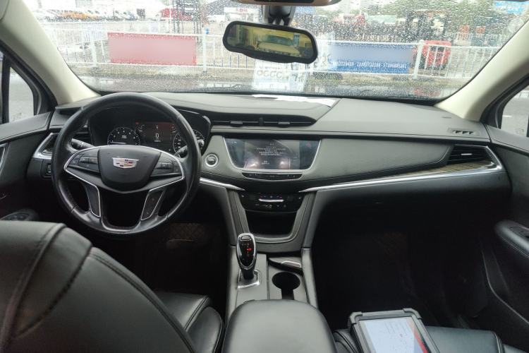 Used Cadillac XT5 2018 25T Luxury Model Center Console