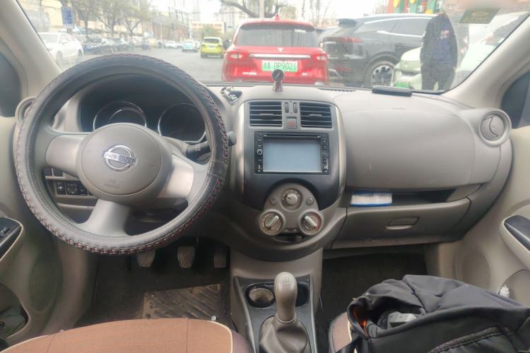 Used Nissan Sunny 2011 1.5XL Manual Deluxe Edition Center Console