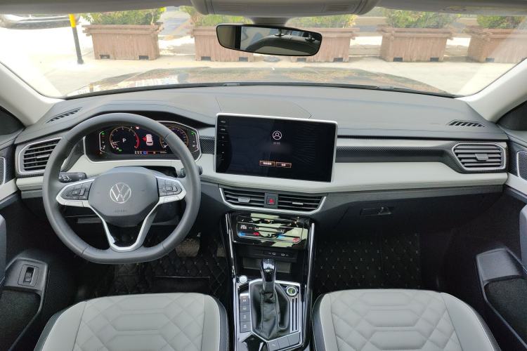 Used Volkswagen Tayron 2023 300TSI Two-Wheel-Drive Luxury Plus Advanced Edition Center Console