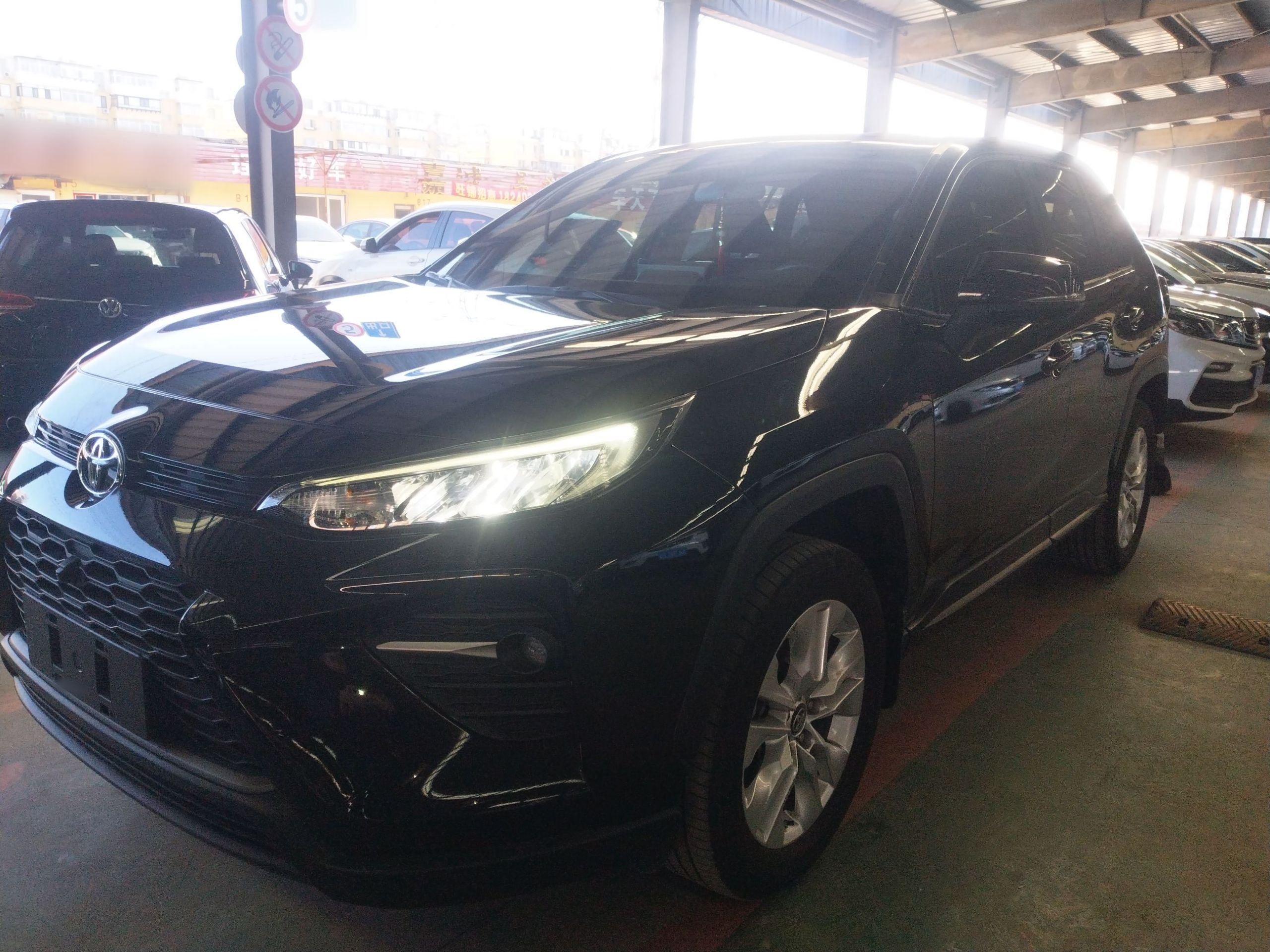 تحت مقدمة السيارة