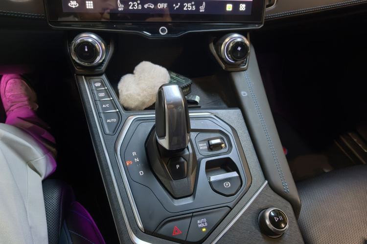 Used Lynk & Co 05 2022 2.0T Two-Wheel Drive Shine Halo Interior 7