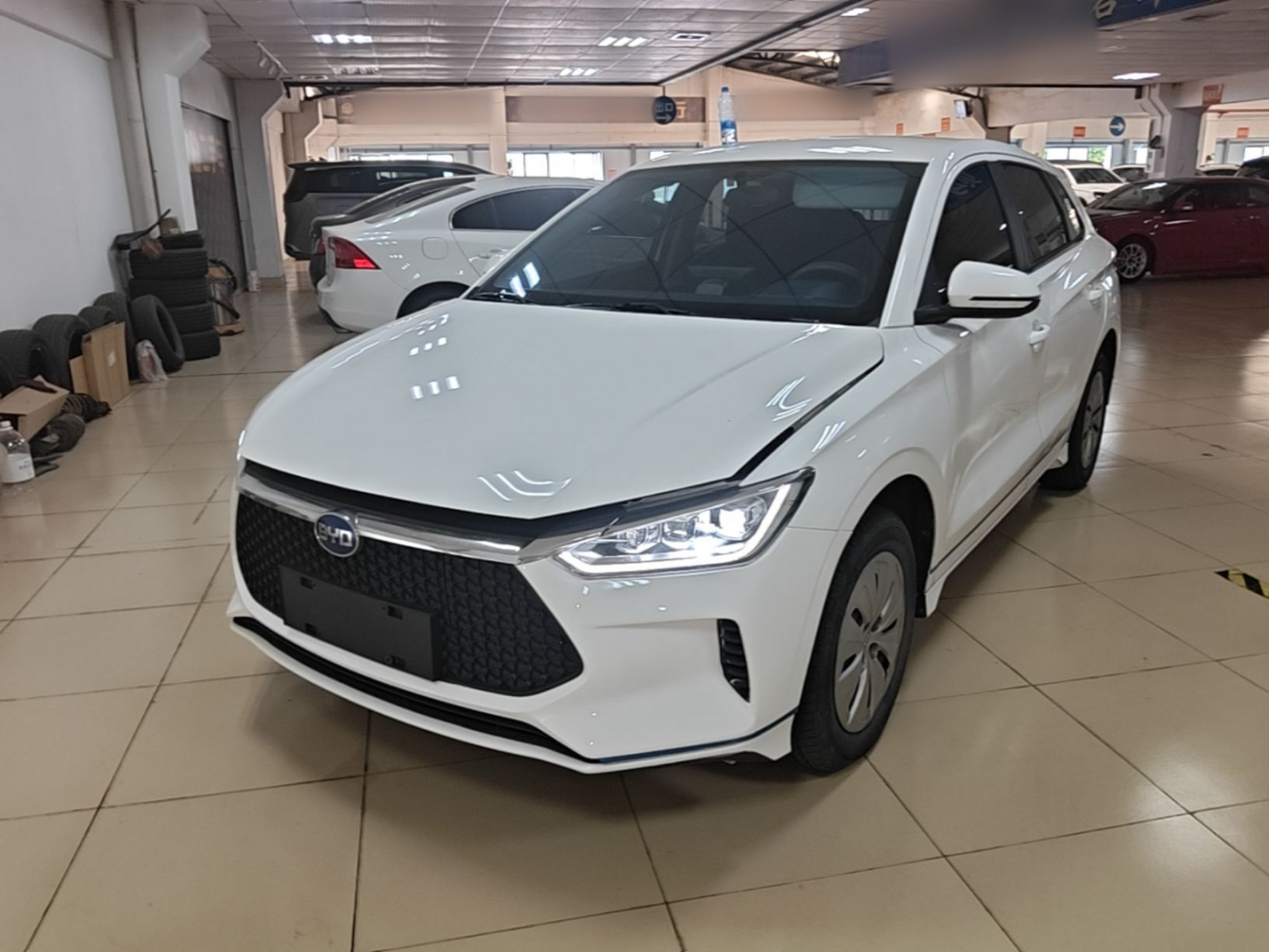 Под передней частью автомобиля