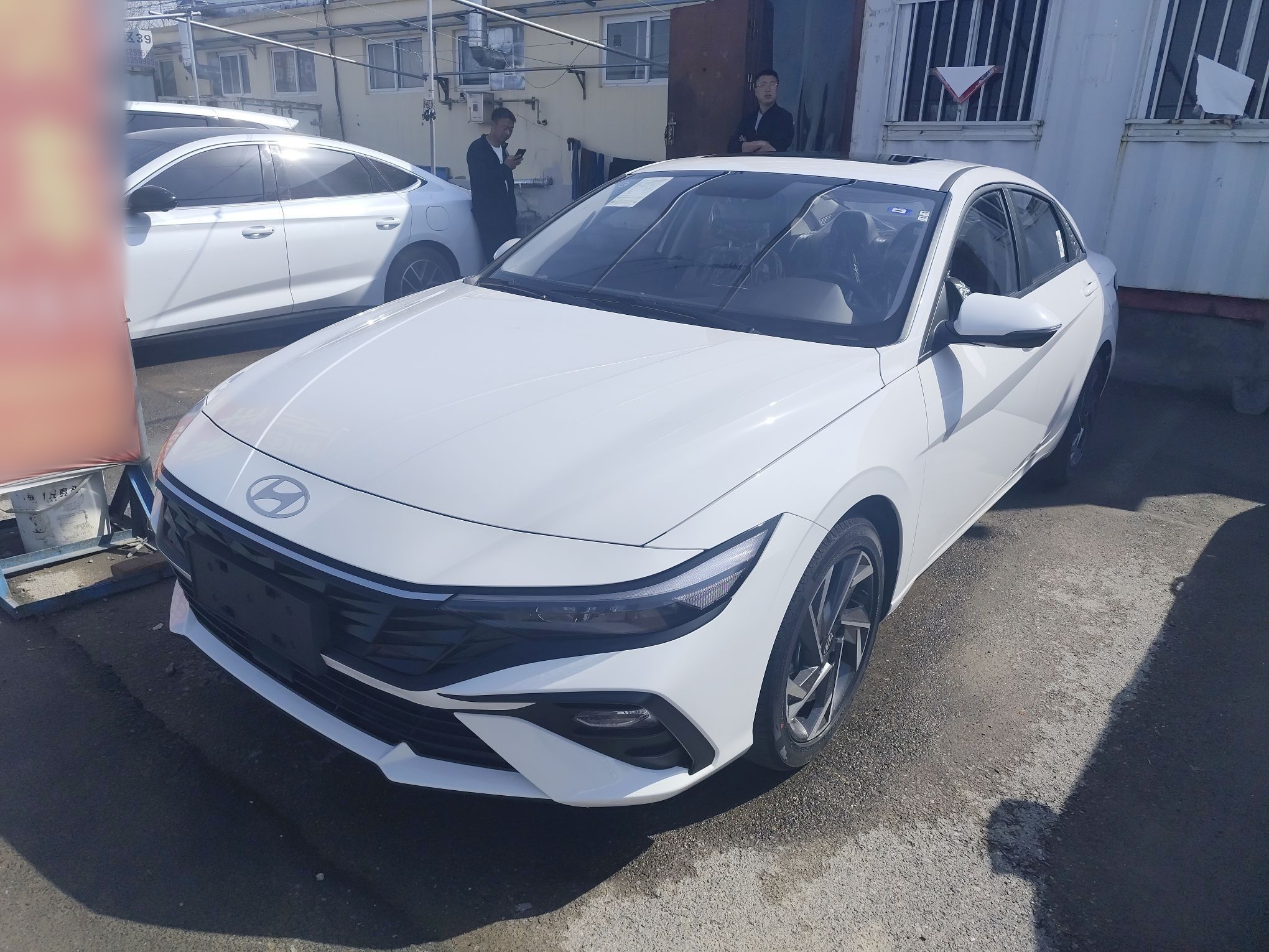 تحت مقدمة السيارة