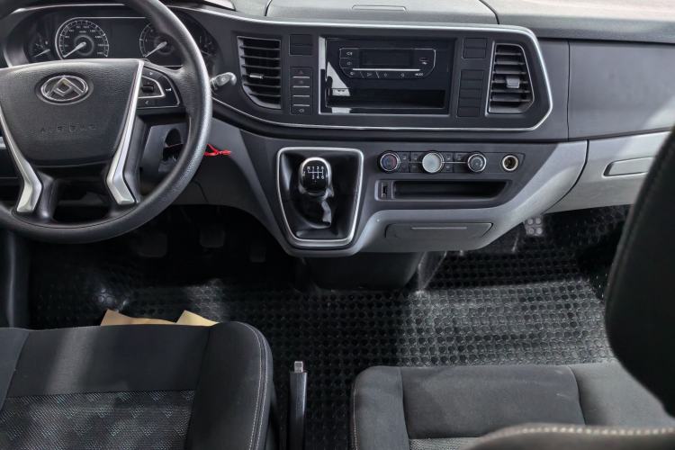 Used SAIC MAXUS Xintu V80 2023 2.0T Manual Classic Aoyuntong Short Wheelbase Ultra-Low Roof 7/8/9-Seater