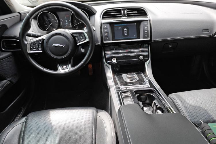 Used Jaguar XE 2018 2.0T 300 PS All-Wheel-Drive R-Sport Sport Edition Center Console