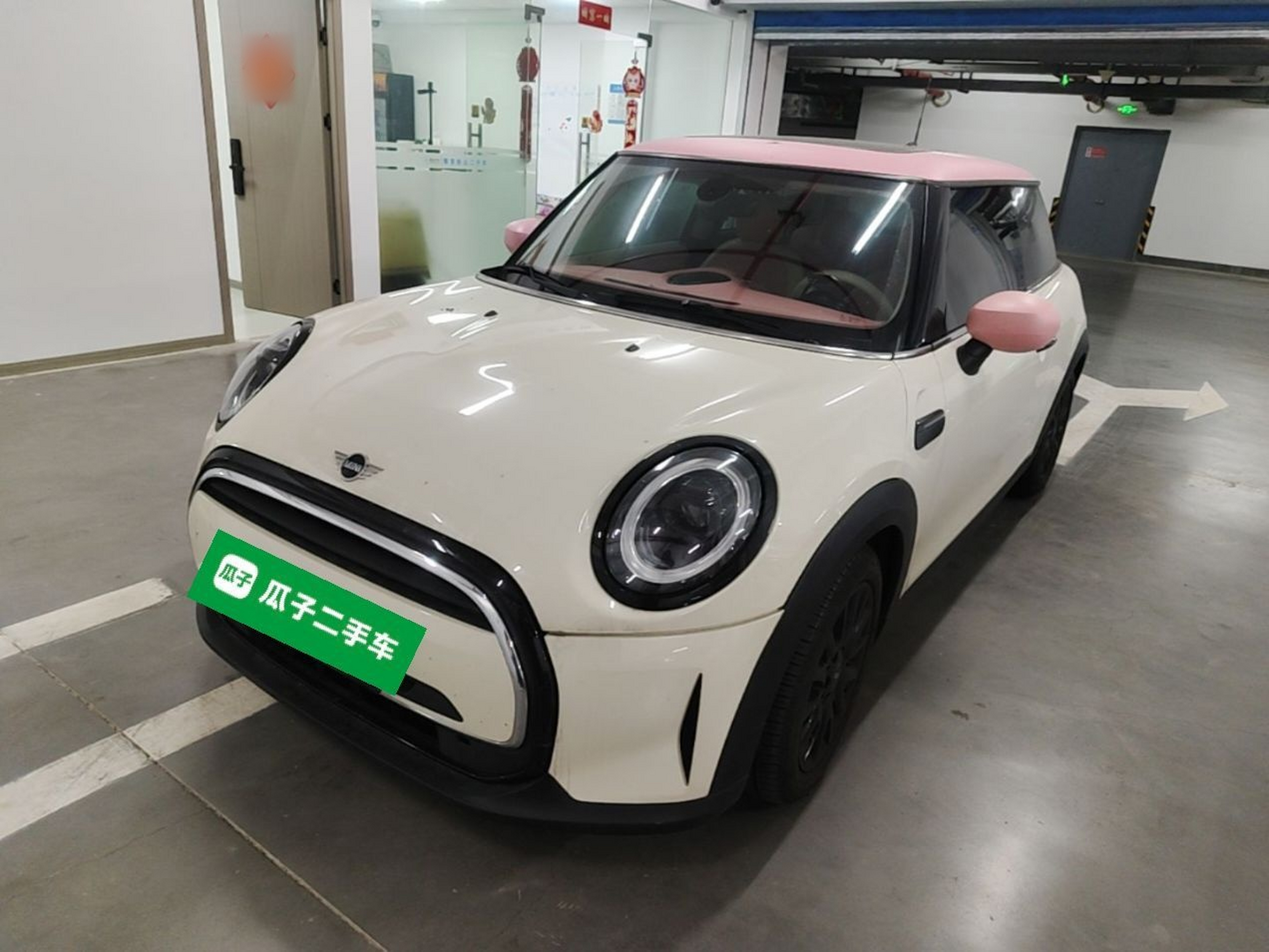 Unter der Vorderseite des Autos