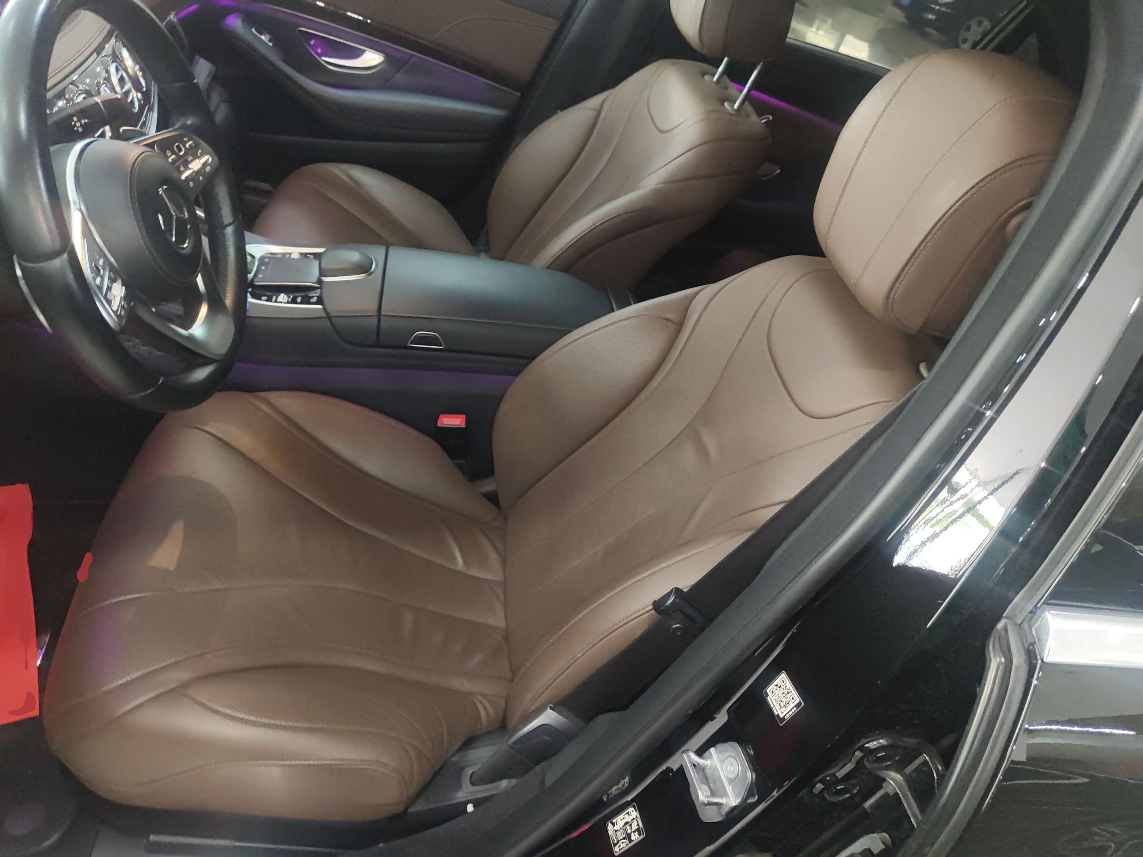 المقاعد الأمامية داخل السيارة