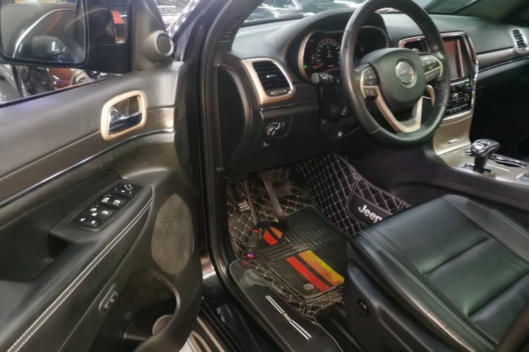 Used Jeep Grand Cherokee 2014 3.0L Comfort Navigation Edition Driver Seat