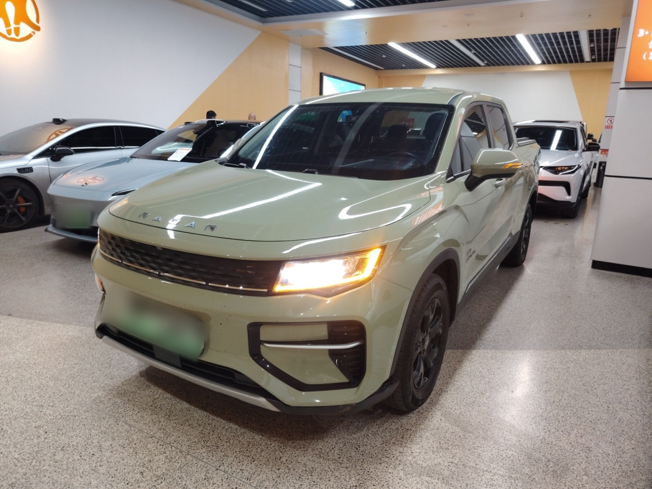 تحت مقدمة السيارة