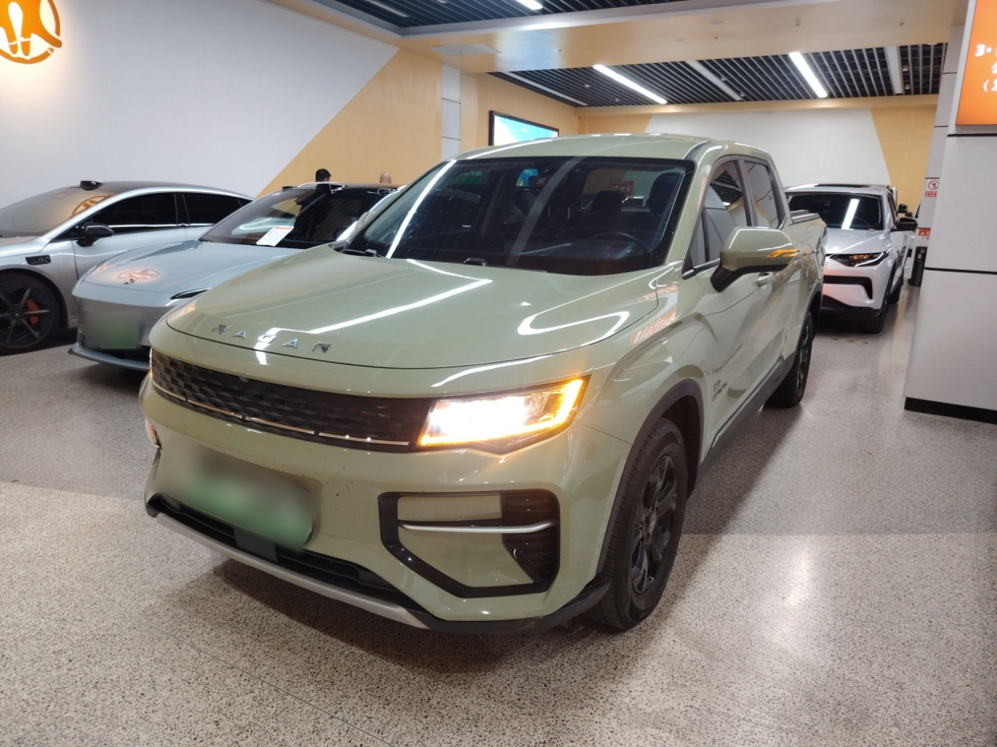 Под передней частью автомобиля