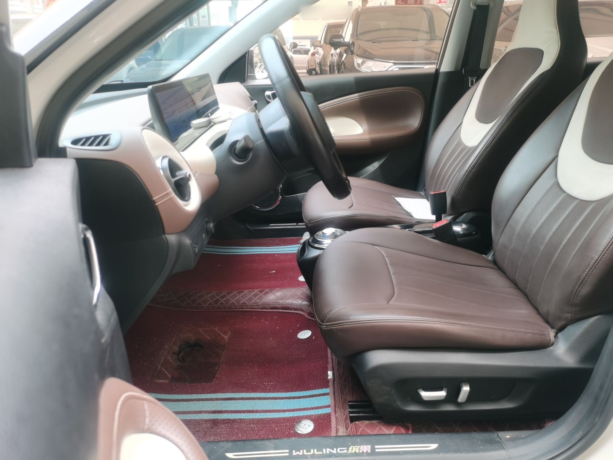 المقاعد الأمامية داخل السيارة