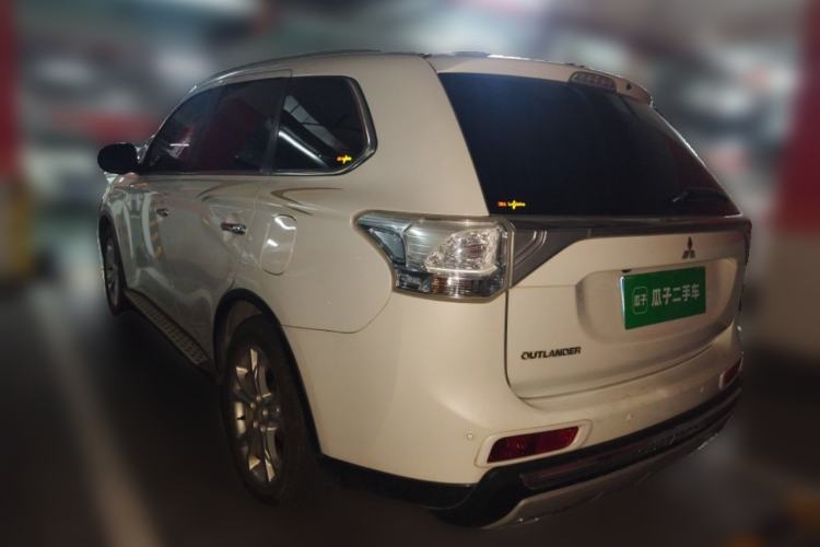 Used Mitsubishi Outlander 2014 2.4L 4x4 Deluxe Value Edition 5 Seats Rear Left 45 Deg