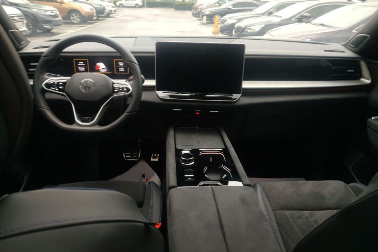 Used Volkswagen Teramont 2025 Tiguan Pro 450TSI Four-Wheel Drive Summit Edition Center Console