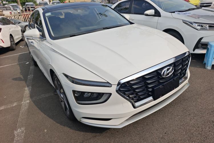 Used Hyundai Mistra 2021 1.8L CVT LUX Premium Edition Front Right 45 Deg