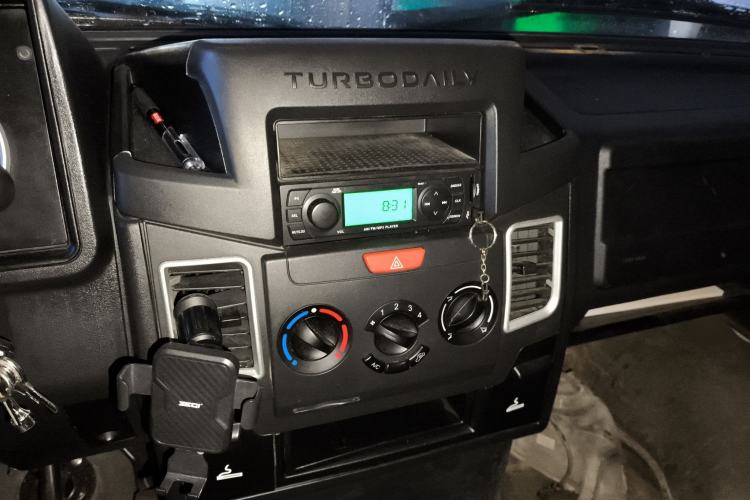 Used Iveco Daily 2021 2.5T A35 M1 Passenger Van 5-9 Seater Short Wheelbase Mid-Roof Design Dual Tires Side Sliding Door