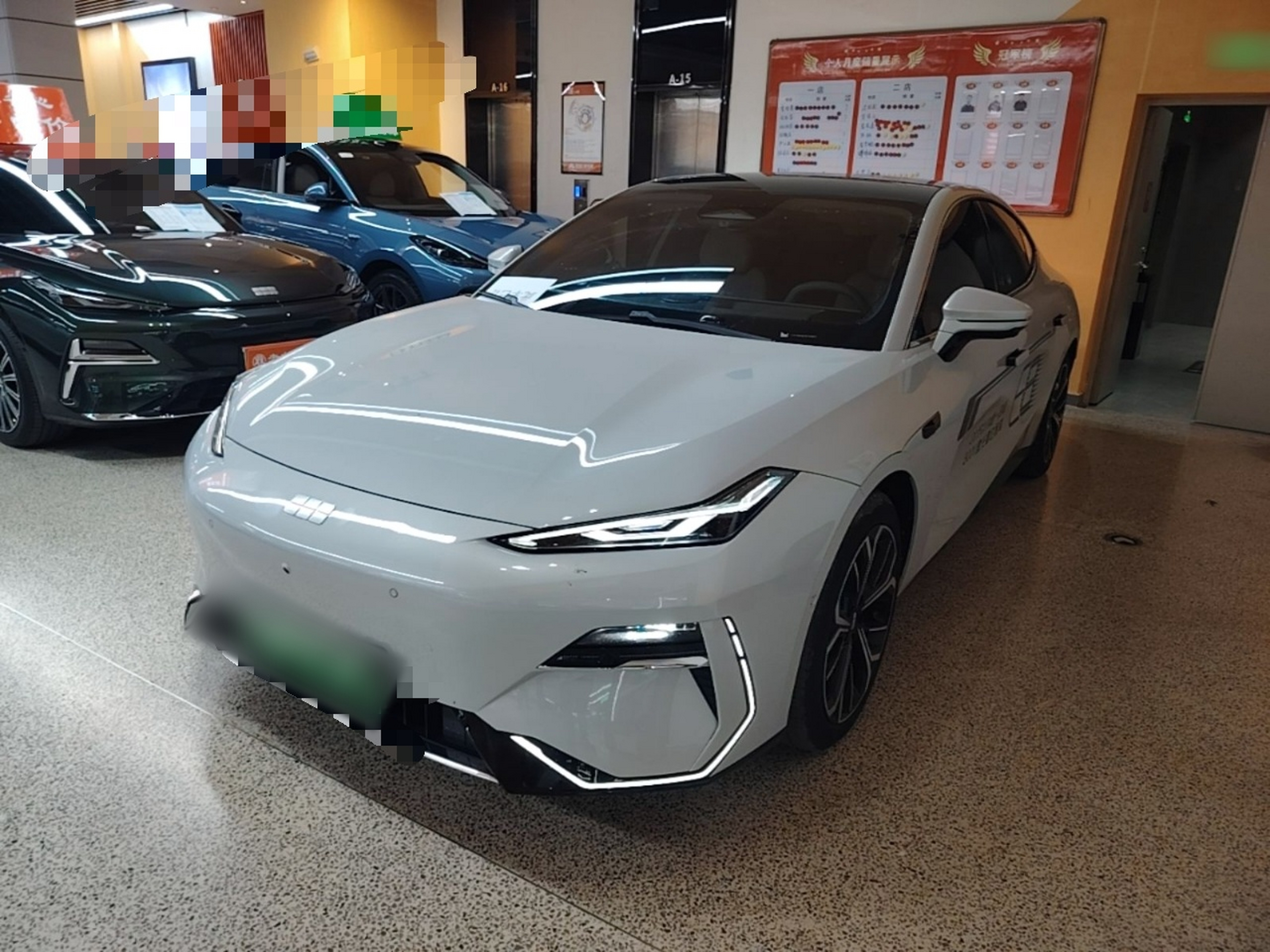 Unter der Vorderseite des Autos
