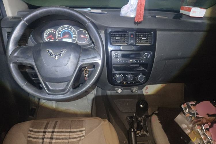 Used Wuling Rongguang V 2015 1.5L Standard Version Center Console