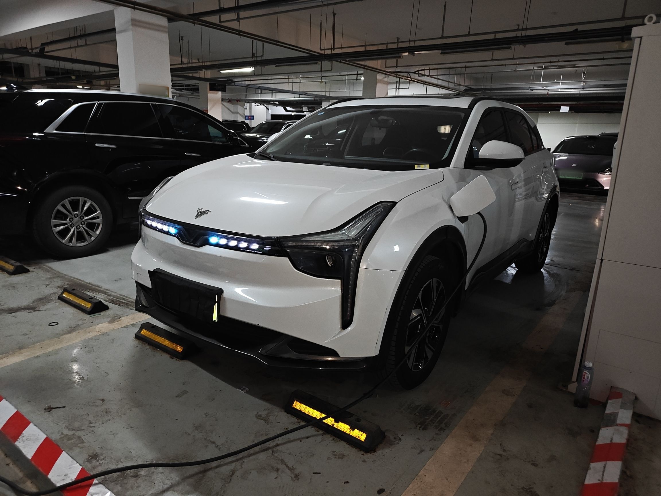 Под передней частью автомобиля