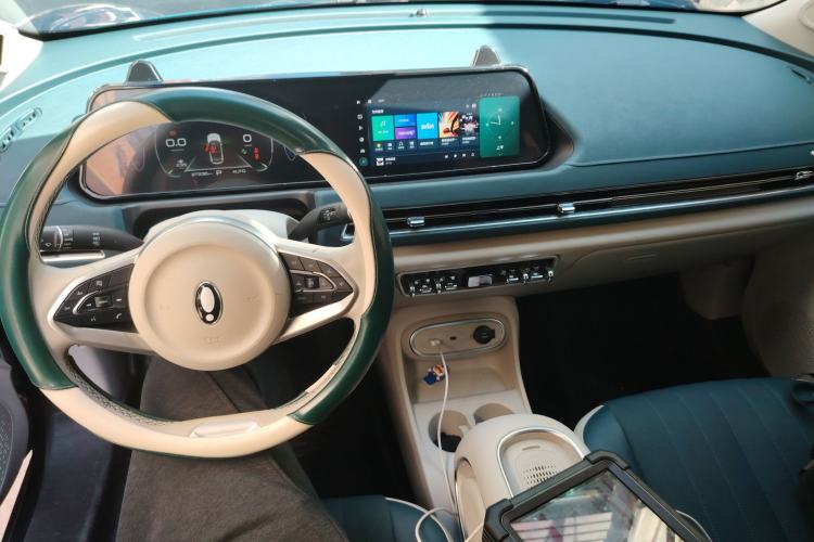 Used ORA Good Cat 2023 401 km Standard Range Premium Version Lithium Iron Phosphate Center Console