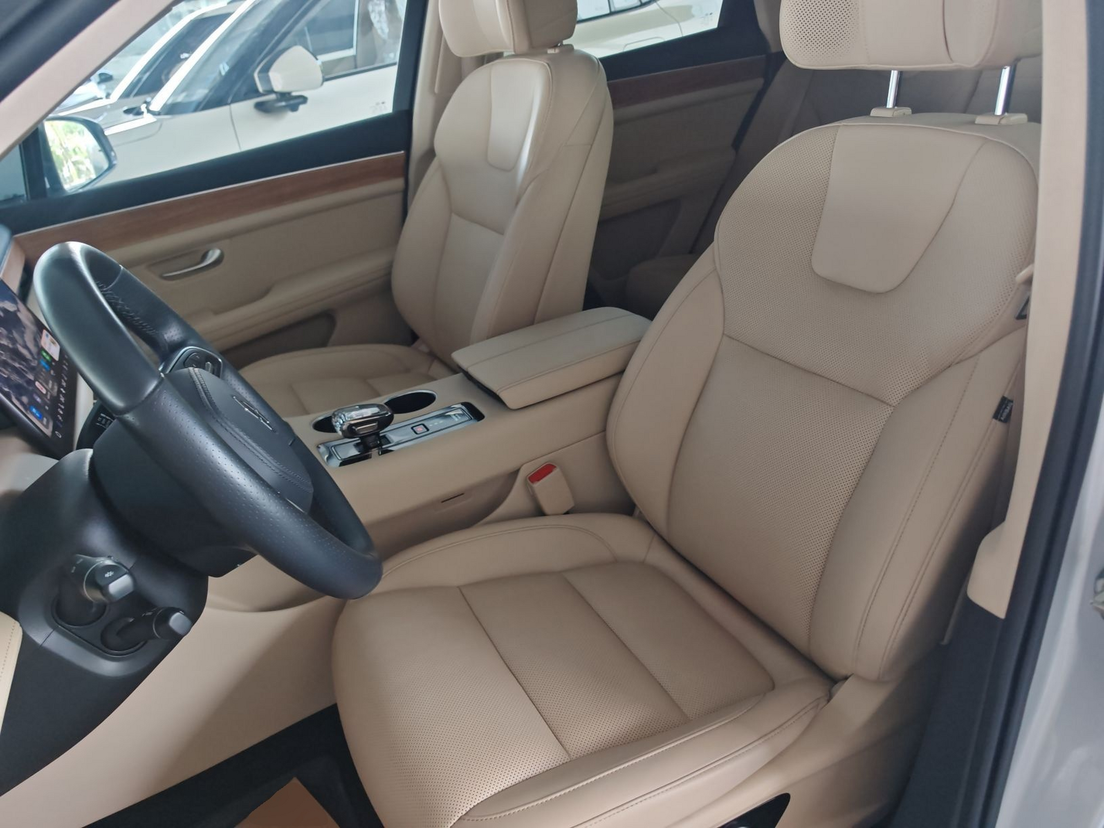 المقاعد الأمامية داخل السيارة