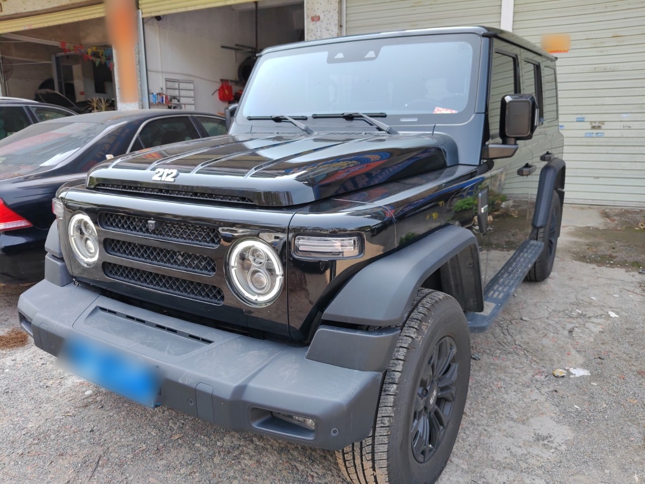 تحت مقدمة السيارة