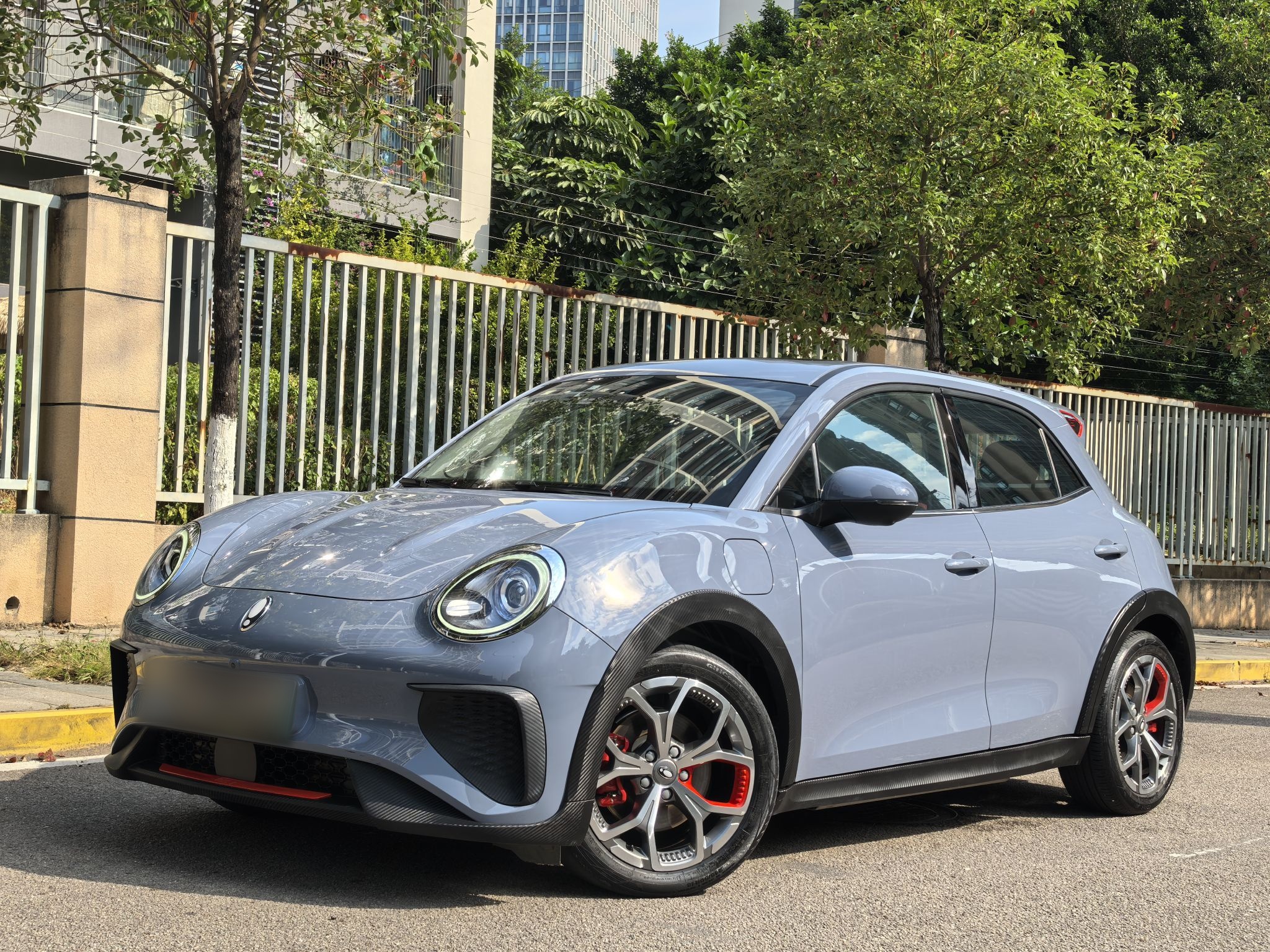 Под передней частью автомобиля