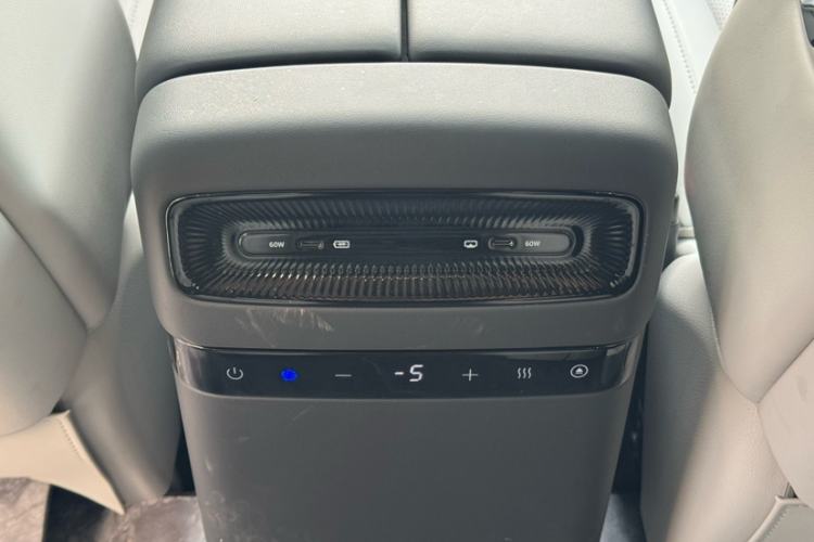 Used VOYAH Dream 2025 EV Four-Wheel Drive Prestige Kunpeng Edition