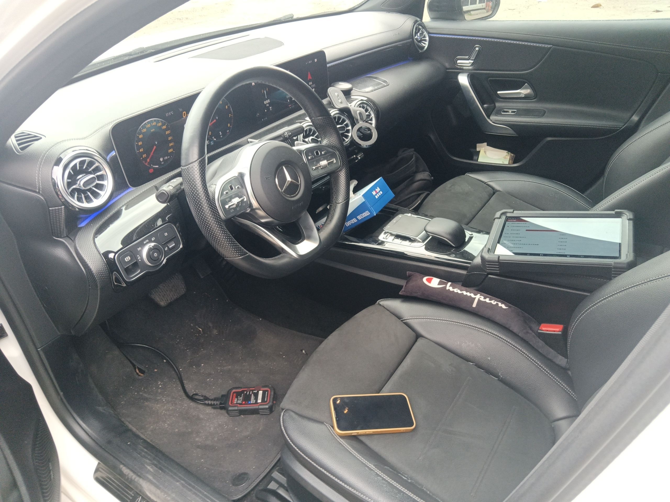 المقاعد الأمامية داخل السيارة