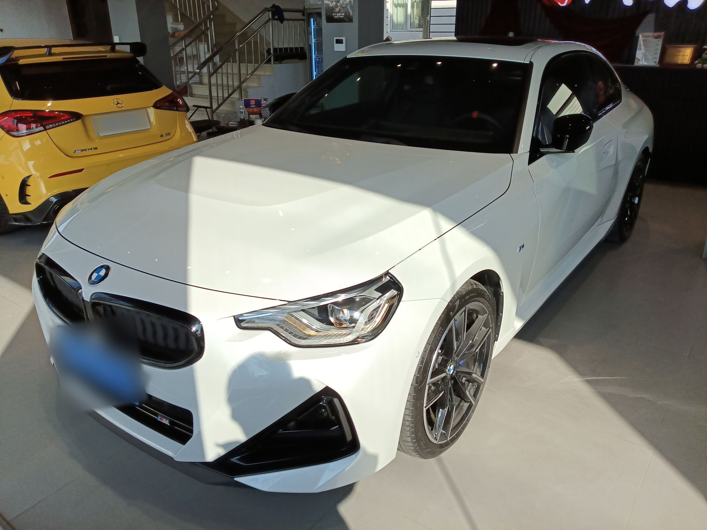 Под передней частью автомобиля