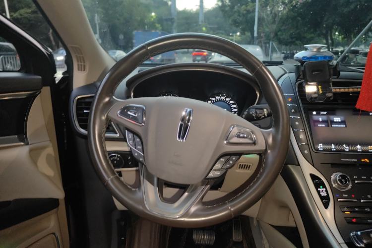 Used Lincoln MKX 2017 2.0T Two-Wheel Drive Deluxe Edition Steering Wheel