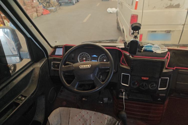 Used Iveco Daily 2020 2.5T A35 Passenger Van with Dual Tires Mid-Roof Design 5-9 Seater Side-Sliding Door China V Emission Standard
