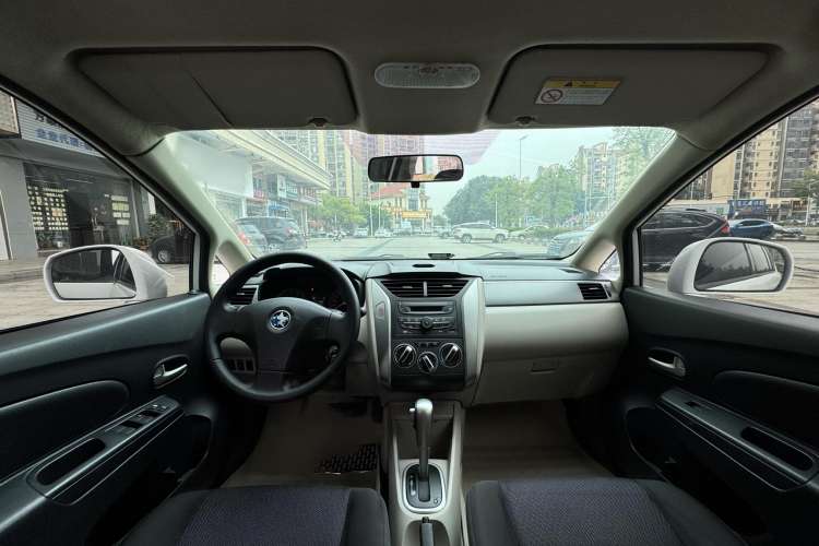 Used Venucia R50 2015 1.6L Automatic Fashion Edition
