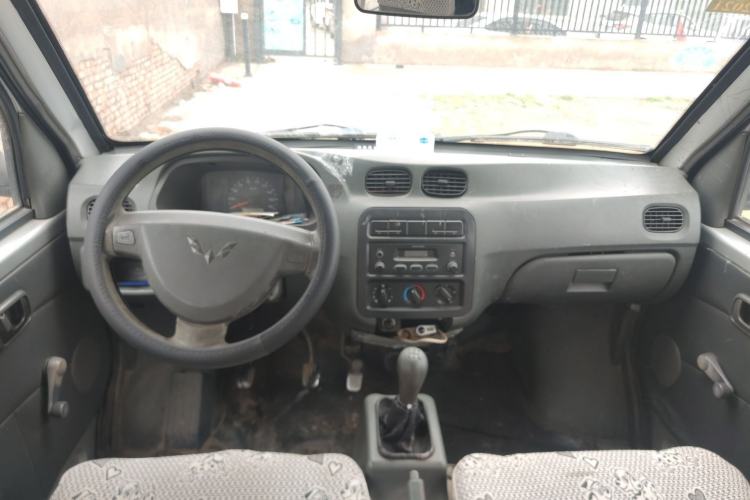 Used Wuling Zhiguang 2010 1.0L New Version Practical Short-Body L2Y Center Console