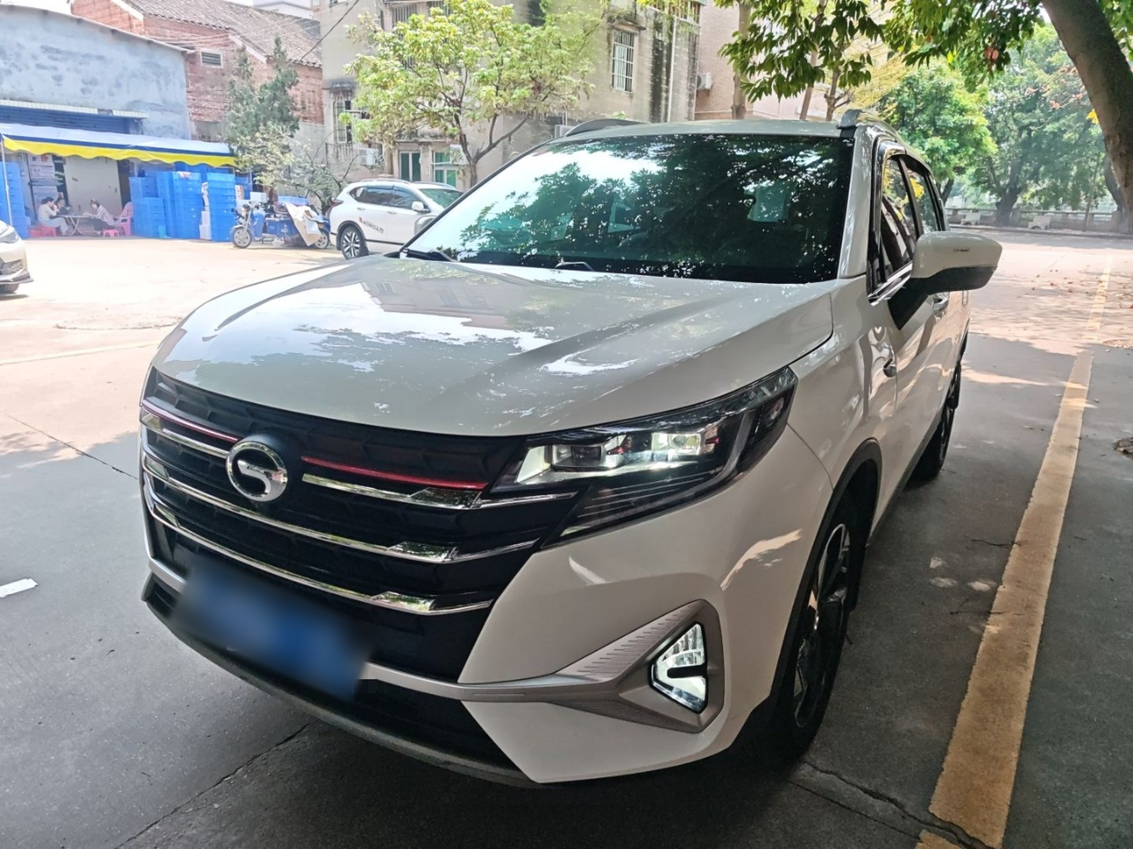 Под передней частью автомобиля