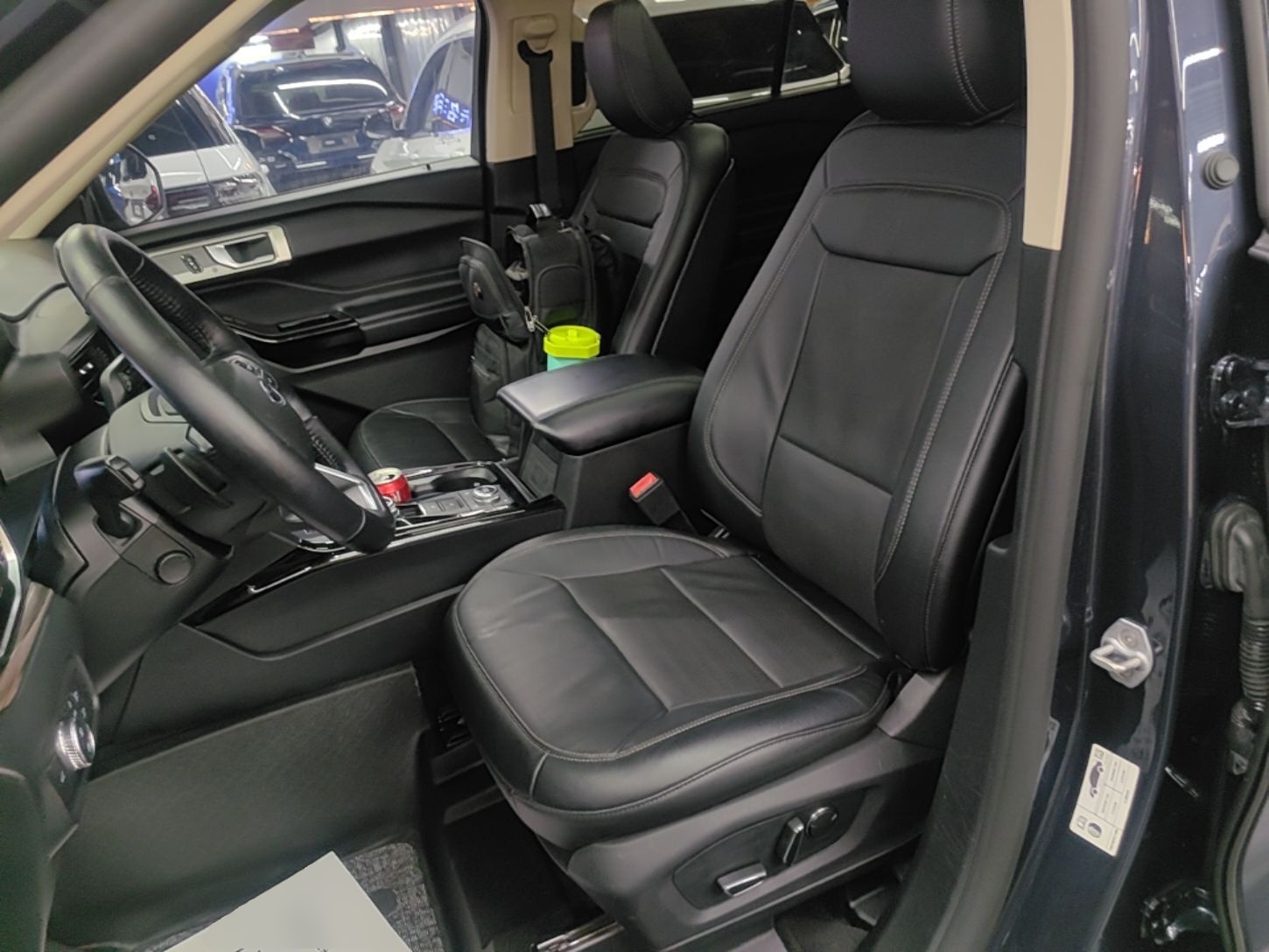 Vordere Reihe im Auto