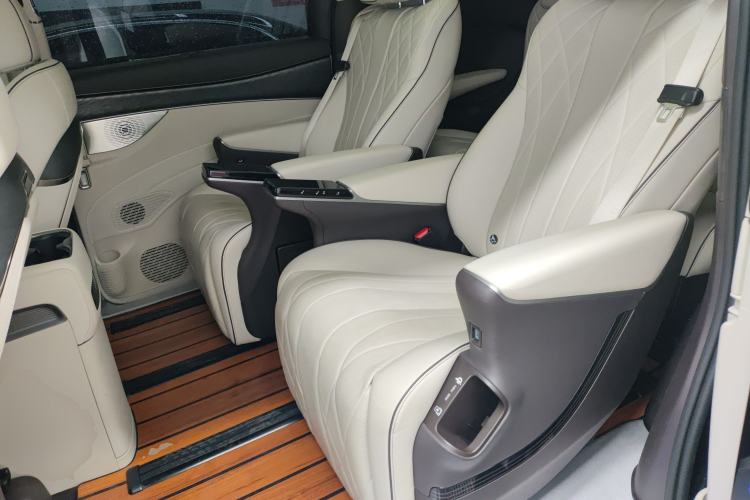 Used Denza D9 2024 DM-i 1050 Luxury Model
