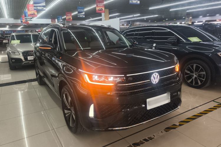 Used Volkswagen Tavendor 2024 380TSI All-Wheel-Drive R-Line Cruise Premium Edition Front Right 45 Deg