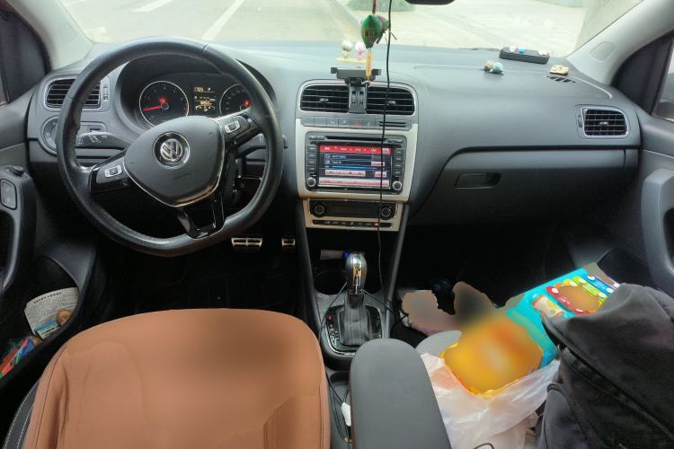 Used Volkswagen Polo 2014 1.6L Cross Polo Automatic Center Console