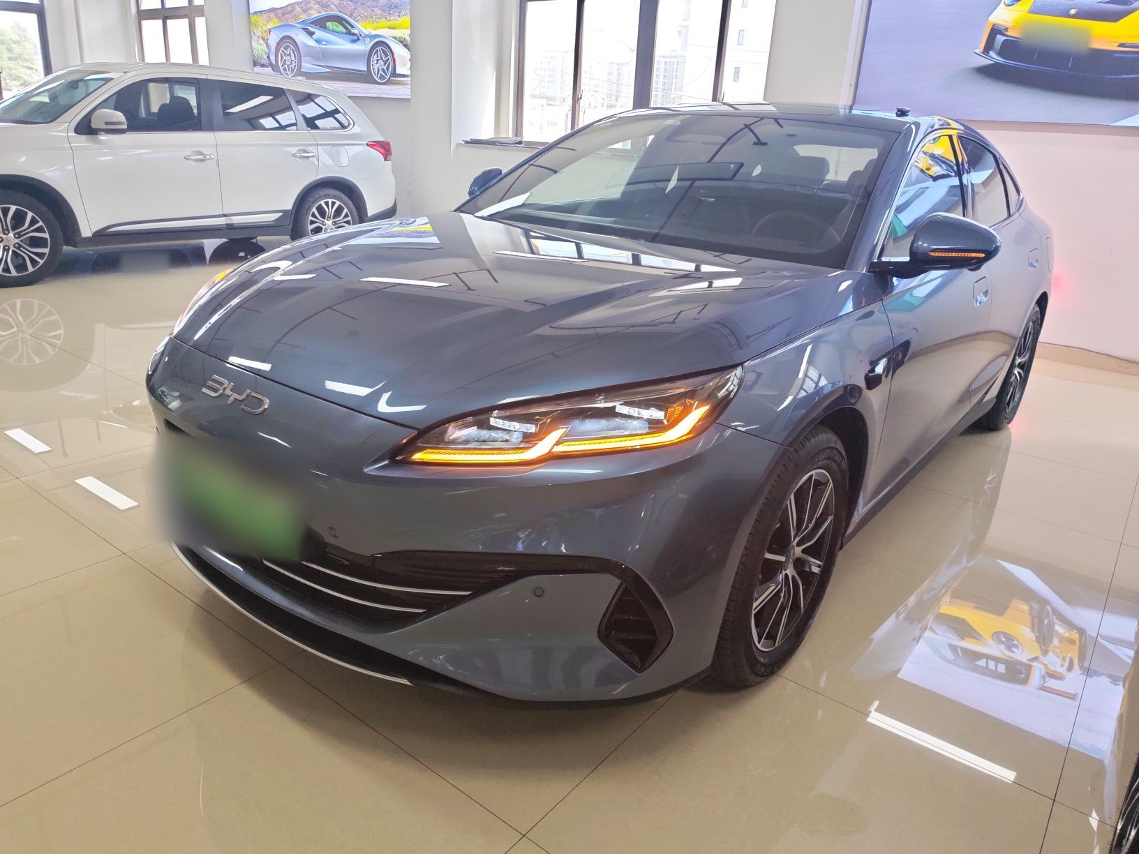 تحت مقدمة السيارة