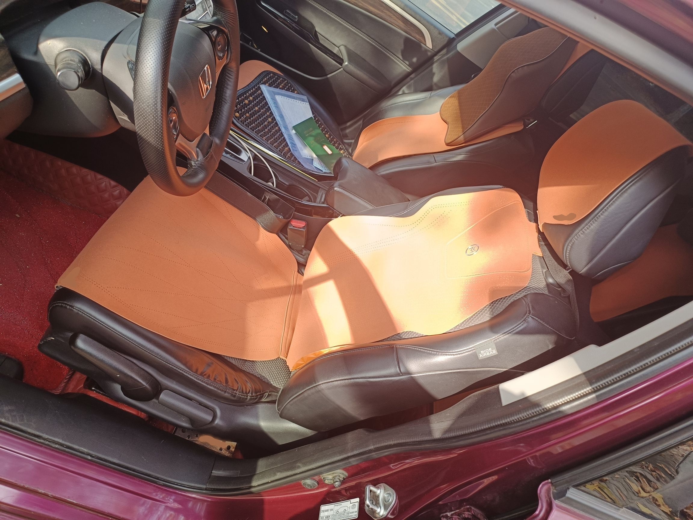 المقاعد الأمامية داخل السيارة