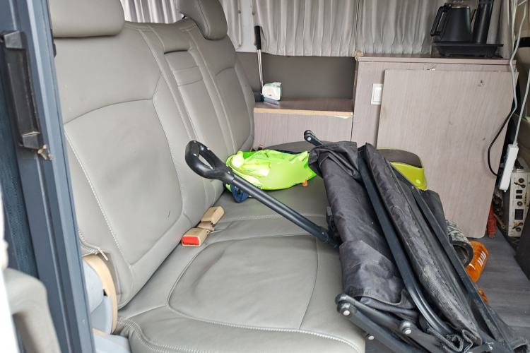 Used Iveco Daily 2020 2.5T A35 Passenger Van Single-Tire Mid-Roof Design 5-9 Seats with Sliding Side Door Meeting China V Emission Standards