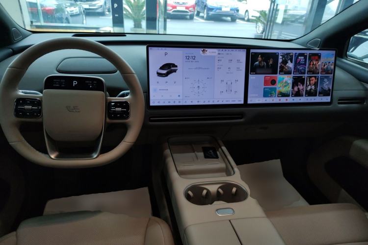 Used Li Auto i6 2025 Model Two-Wheel-Drive Standard Type Center Console