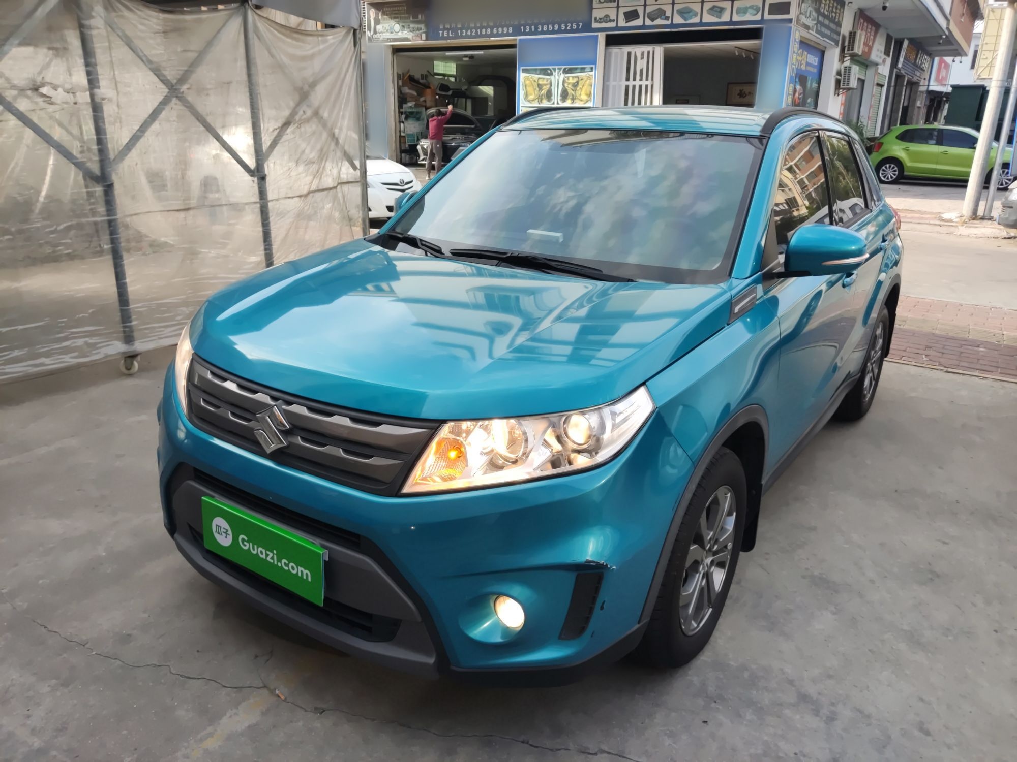 تحت مقدمة السيارة