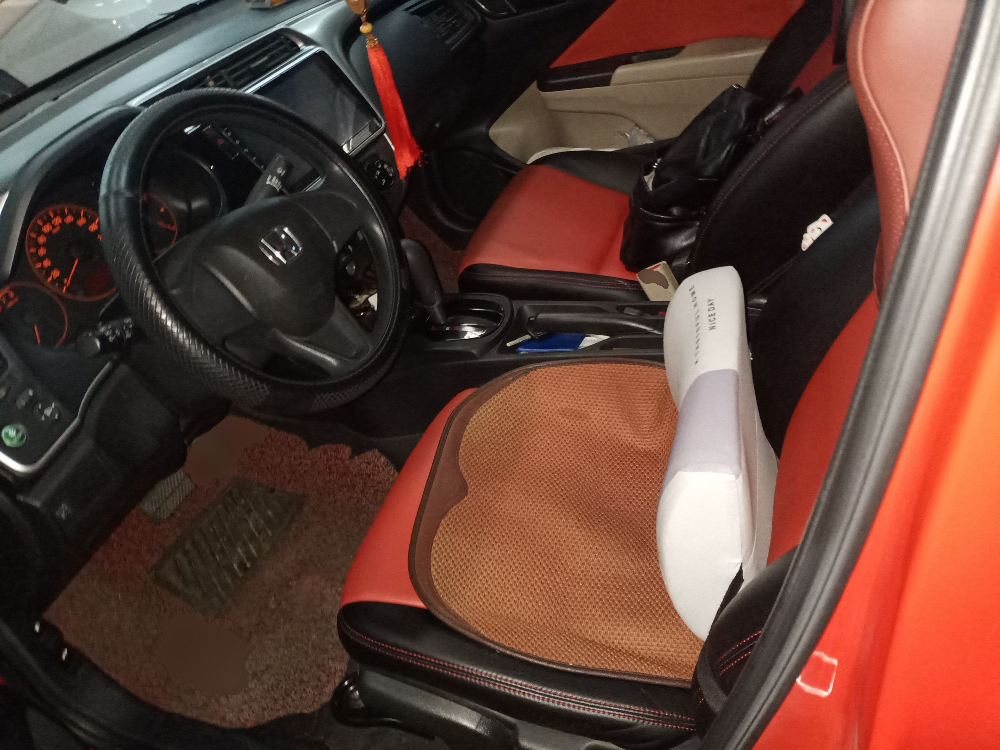 Переднее сиденье в автомобиле